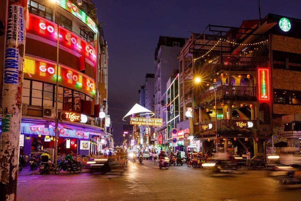 Ngã tư Đề Thám - Bùi Viện là nơi diễn ra nhiều trò chơi dân gian thú vị